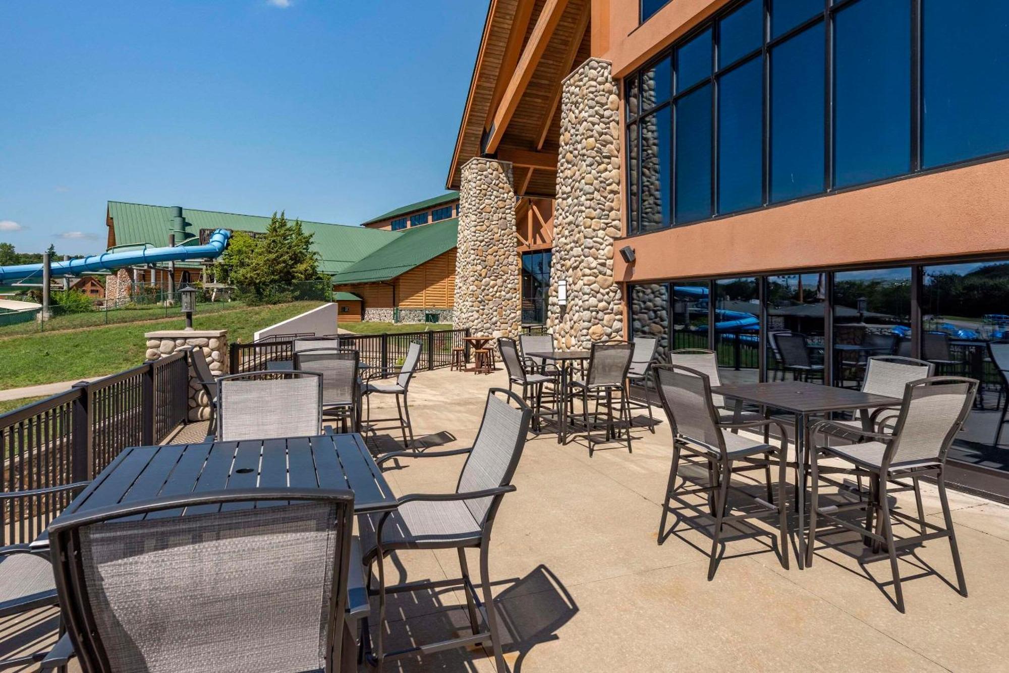 Three Bears Resort Waterpark Near Tomah Ascend Collection Warrens 外观 照片